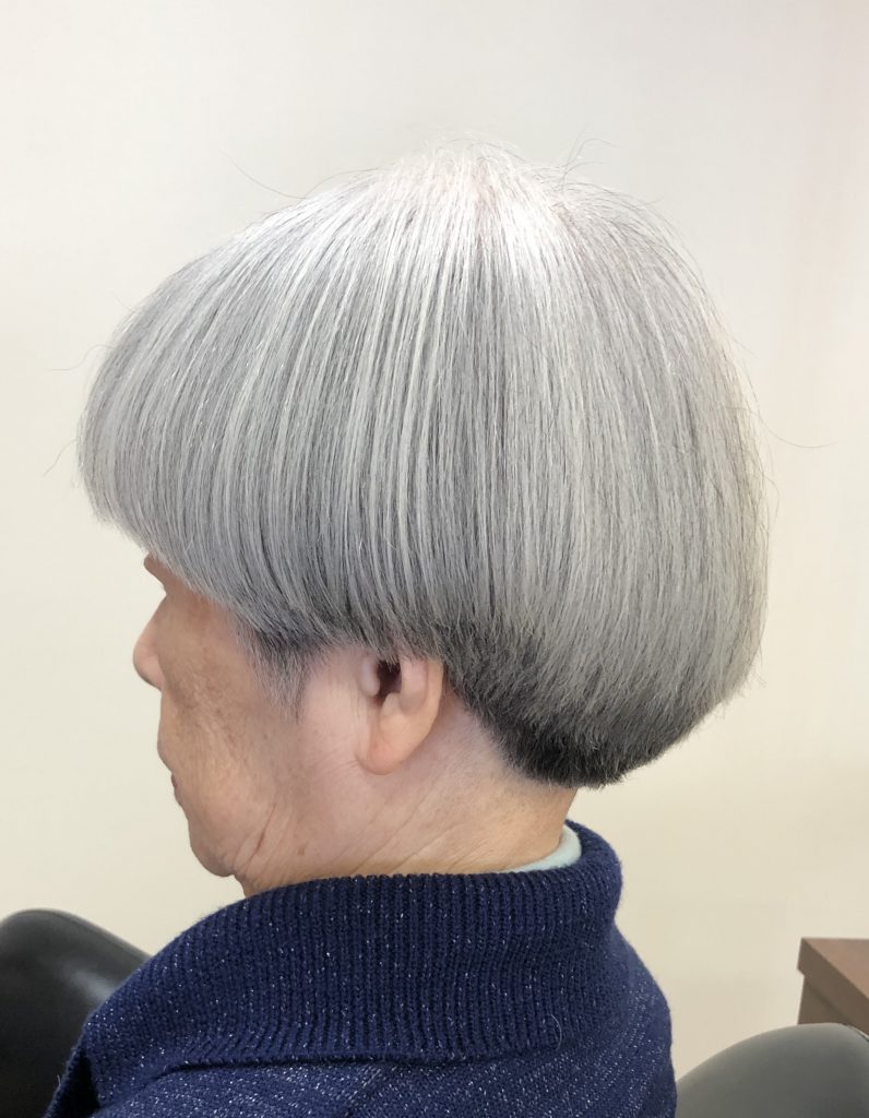 広島県廿日市市にあるプロッソル廿日市店ディレクターの寺岡和人の大切なお客様がオージュアのタイムサージを使ってまとまりやすいヘアスタイルにカットしきれいなシルバーヘアになりました。