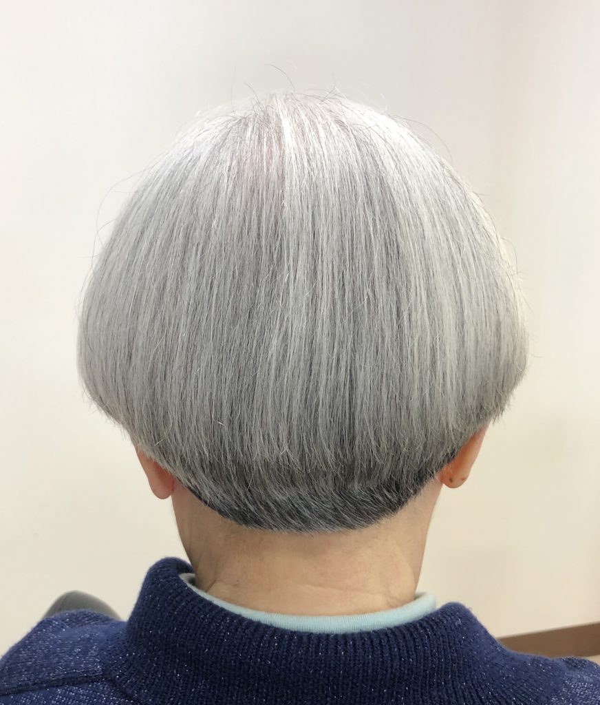 広島県廿日市市にあるプロッソル廿日市店ディレクターの寺岡和人の大切なお客様がオージュアのタイムサージを使ってまとまりやすいヘアスタイルにカットしきれいなシルバーヘアになりました。