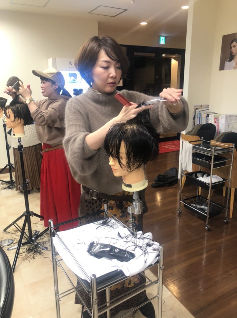 広島県廿日市市にある美容師プロッソル廿日市店ディレクター寺岡和人とカットの練習をしている美容師