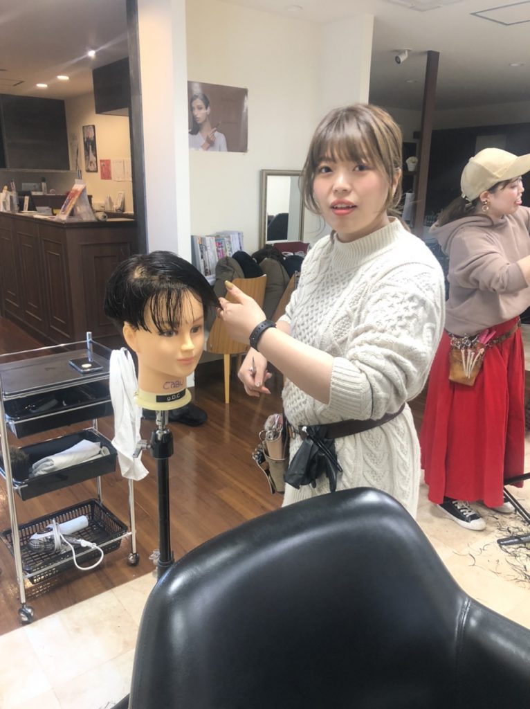 広島県廿日市市にある美容師プロッソル廿日市店ディレクター寺岡和人とカットの練習をしている美容師