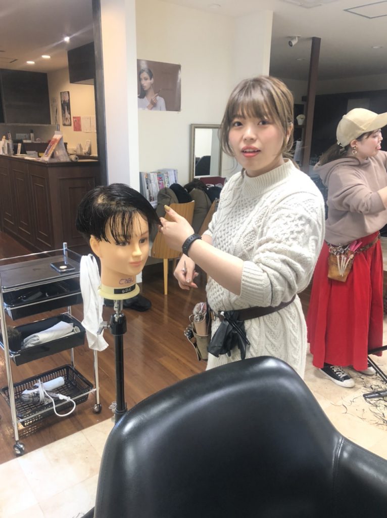広島県廿日市市にある美容師プロッソル廿日市店ディレクター寺岡和人とカットの練習をしている美容師
